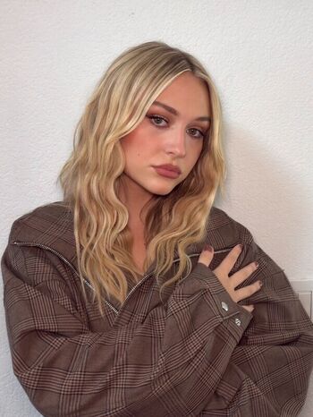 Alyvia Alyn Lind