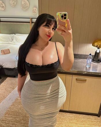 Amelia.curvy