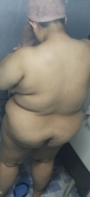 anouk_busty
