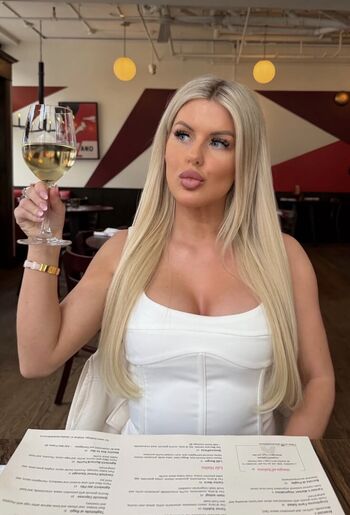 AnythingBlondbarbiie