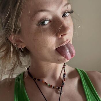 Leaked Averyshipp private photo viral onlyfans
