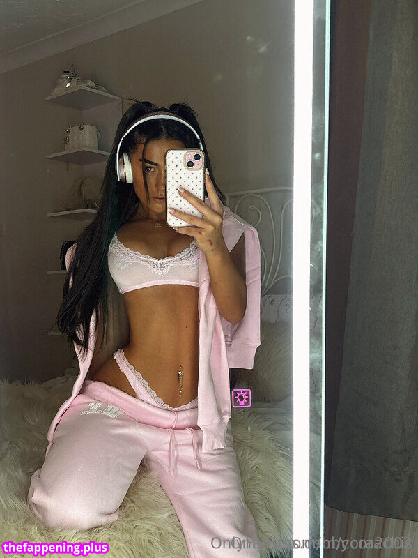 bbycorachis / cora_2oo2 / https: Foto OnlyFans Nua #9