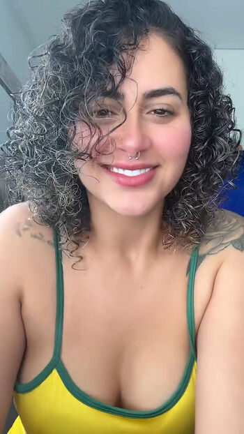 Bella Menezes
