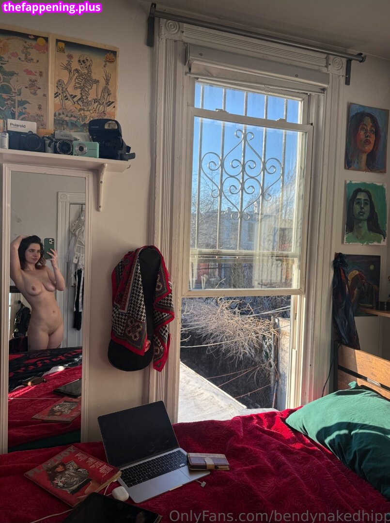 bendynakedhipp