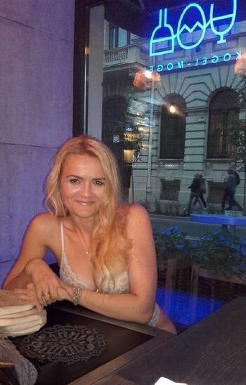 Leaked Blonde bimbo milf private photo viral onlyfans