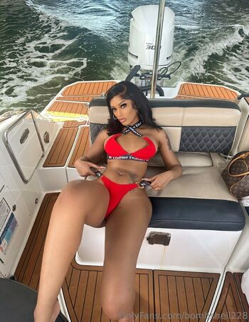 Leaked Bombshell private photo viral onlyfans