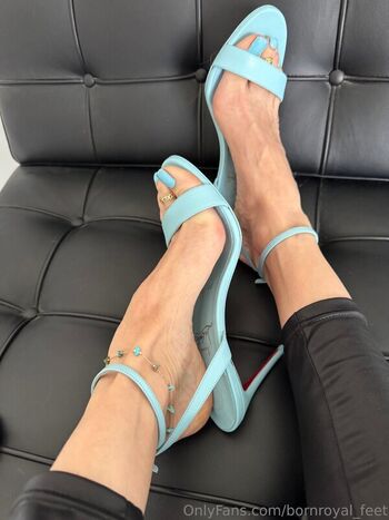 Bornroyal_feet