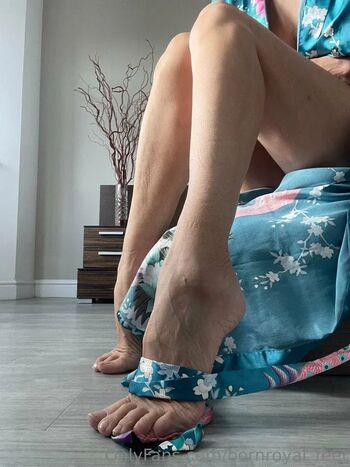Bornroyal_feet