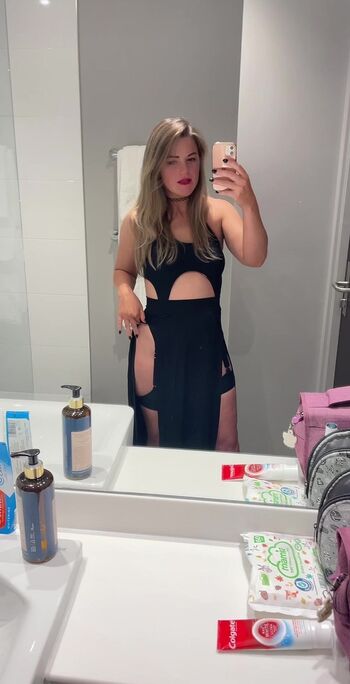 Leaked Courtney pose page private photo viral onlyfans