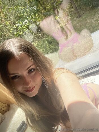 Leaked Cutegeekie page private photo viral onlyfans