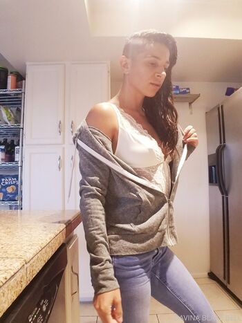 Davina Leos