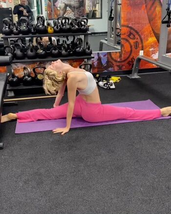 Elena Kampouris