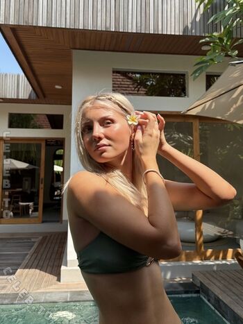 Elena Zoe