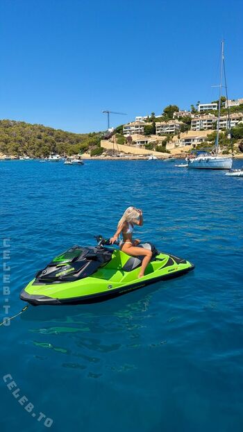 Elena Zoe