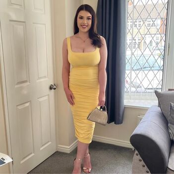Leaked Emilyeasson private photo viral onlyfans
