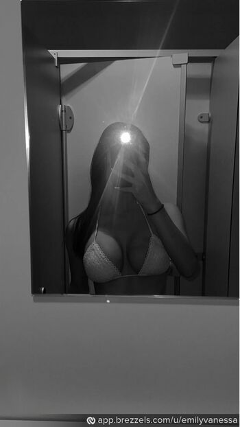 Leaked Emilyvanessa private photo viral onlyfans