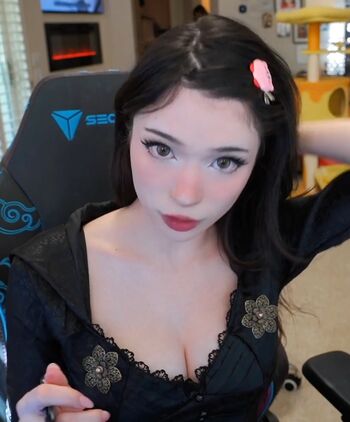Leaked Emiru  page private photo viral onlyfans