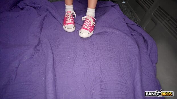 Leaked Girls wearing sneakers in b private photo viral onlyfans