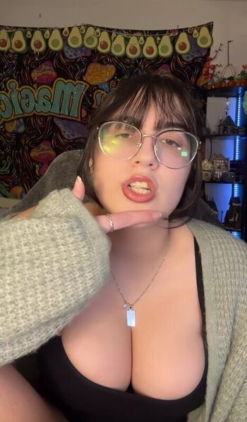Leaked Haileyavocad private photo viral onlyfans