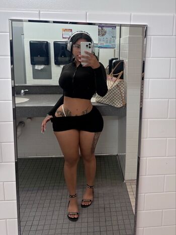 Leaked Iluvcinnie private photo viral onlyfans