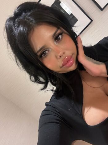 Leaked Iluvcinnie private photo viral onlyfans