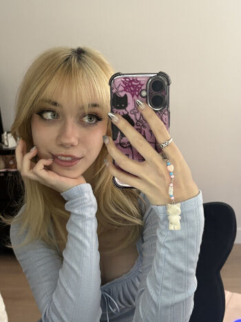 Leaked Iluvmeww page private photo viral onlyfans