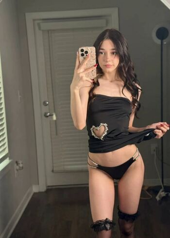 Leaked Izzyuwuu private photo viral onlyfans