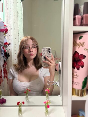 Leaked Kareeenrobles private photo viral onlyfans