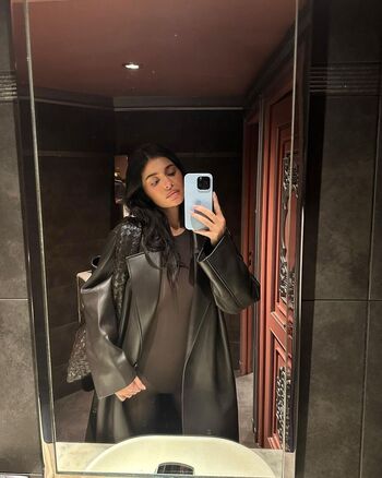 Leaked Kylie jenner mirror selfie private photo viral onlyfans