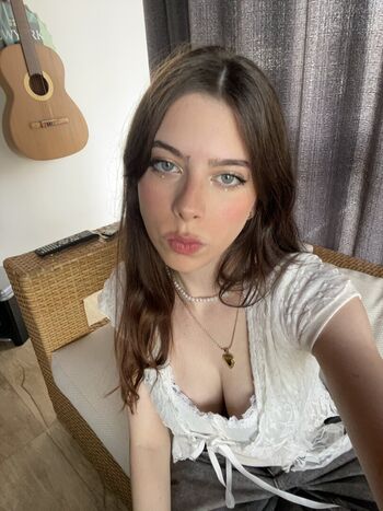 Leaked Laurakatsz private photo viral onlyfans