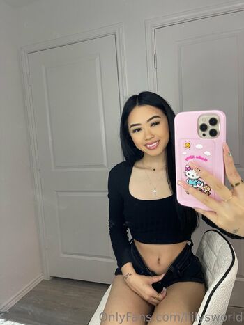 Leaked Liilysworld private photo viral onlyfans
