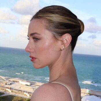 Lili Reinhart