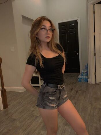 Leaked Lyssaurora page private photo viral onlyfans