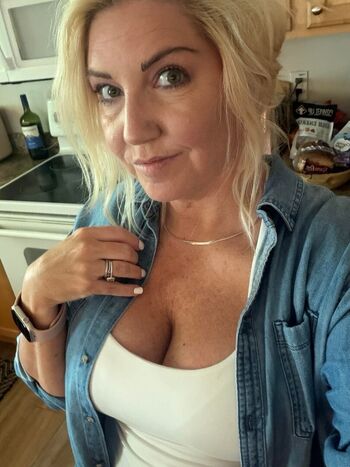 Leaked Mature women page private photo viral onlyfans