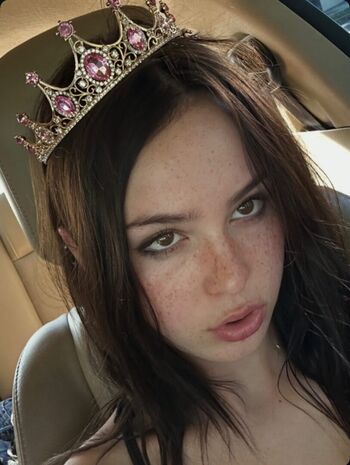 Mazzy Joya / mazzyjoya / petalspliff