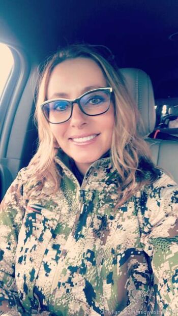 Leaked Midwest mom private photo viral onlyfans