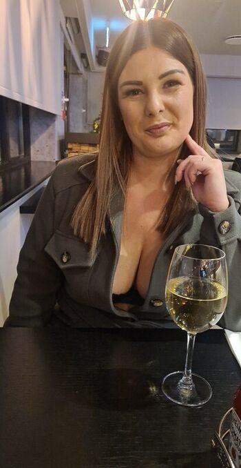 Naughty_Hotwife