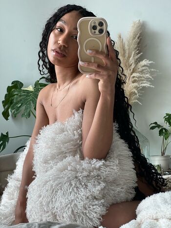 Nia Simone
