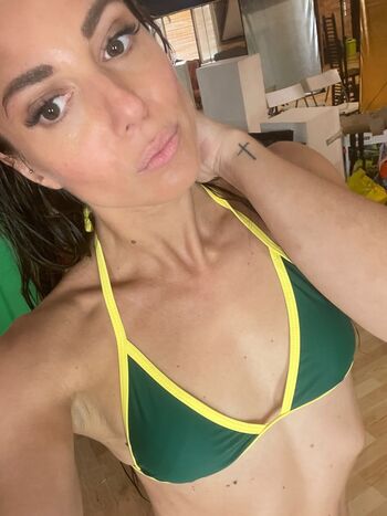 ninamissfit.model