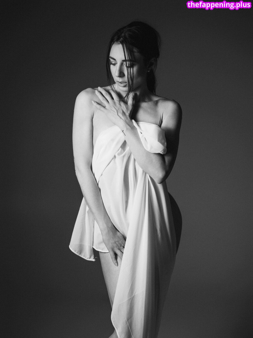 ninamissfit.model