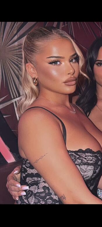 Leaked Noemiesbtt private photo viral onlyfans