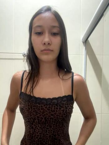 Novinhas Com Peitos Pequenos