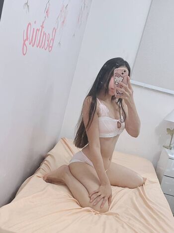 Leaked Novinhas com peitos pequenos private photo viral onlyfans