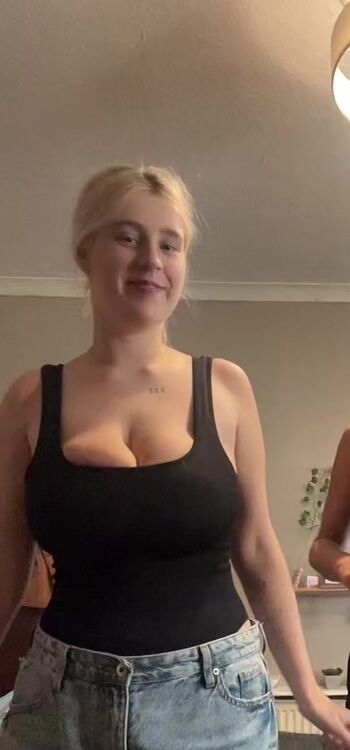 Leaked Reeseychanelle private photo viral onlyfans