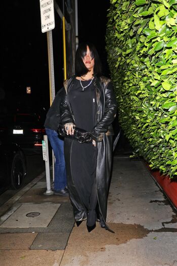Leaked Rihanna private photo viral onlyfans