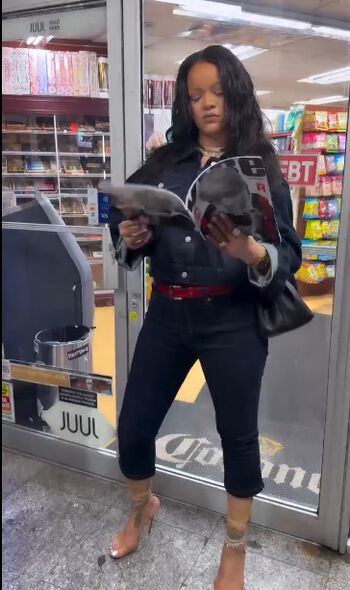 Leaked Rihanna private photo viral onlyfans