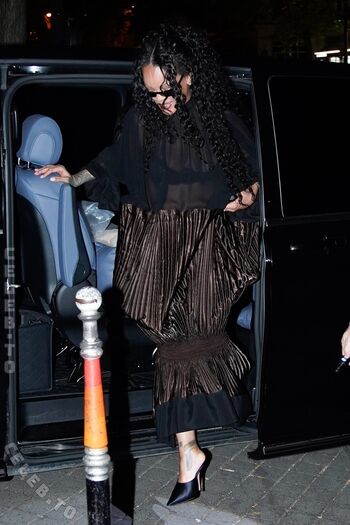 Leaked Rihanna private photo viral onlyfans