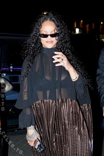 Leaked Rihanna private photo viral onlyfans