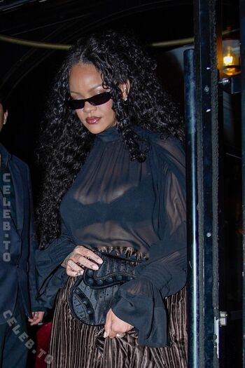 Leaked Rihanna private photo viral onlyfans
