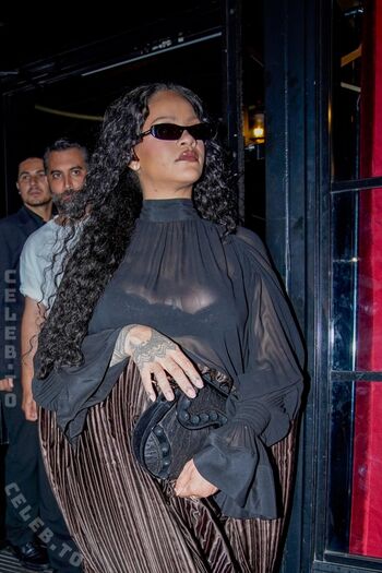 Leaked Rihanna private photo viral onlyfans